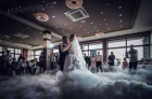 Dj + zpěvačka ,hudební skupina,tanec v mlze